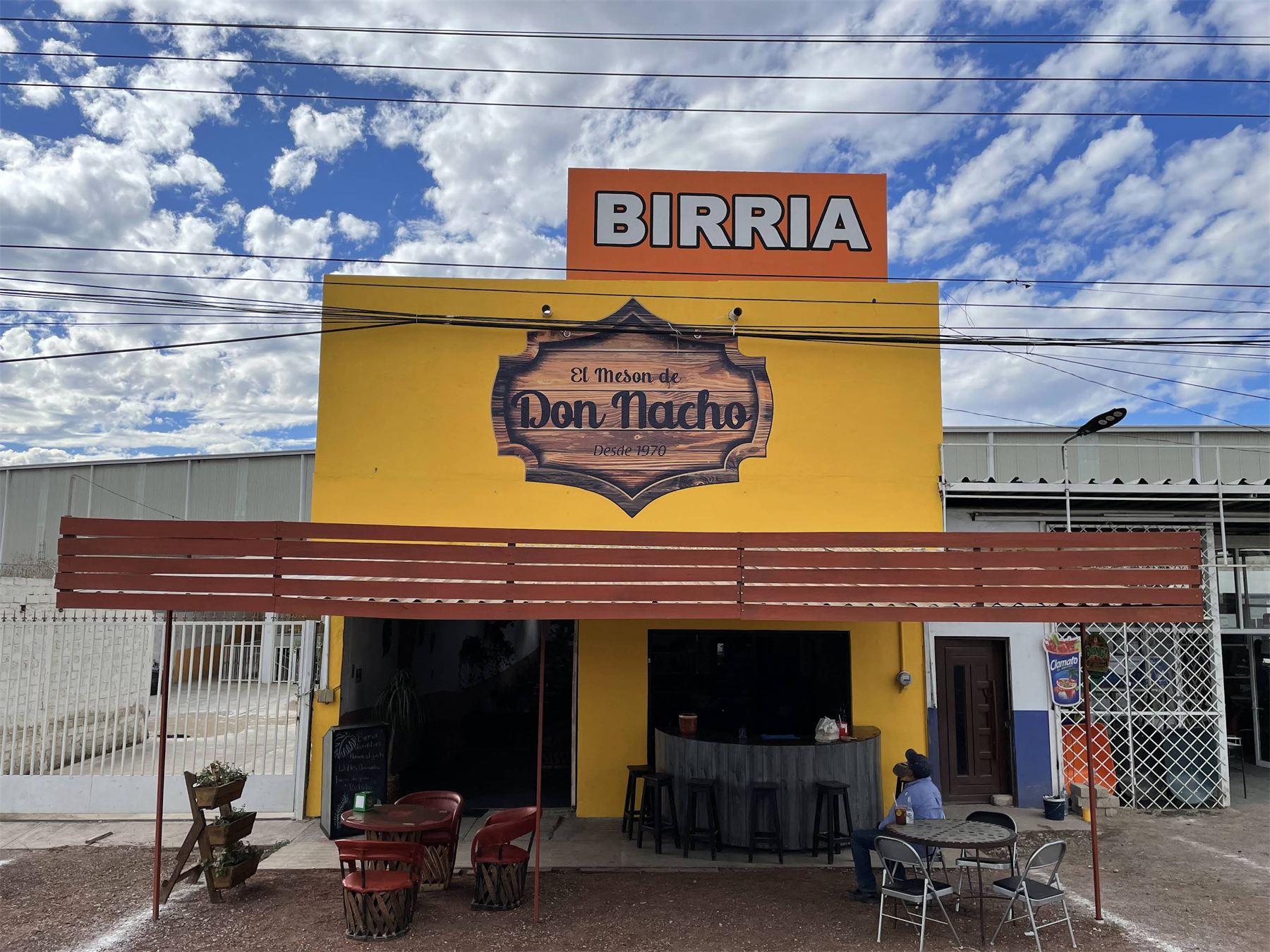 Fachada amarilla de la Birria Don Nacho con toldo, letrero y rotulación.