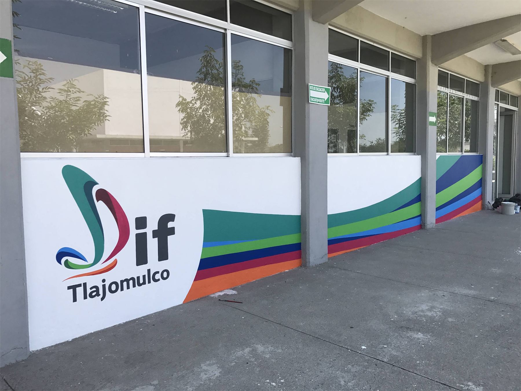 Fachada del DIF Tlajomulco con logotipo y franjas de colores.