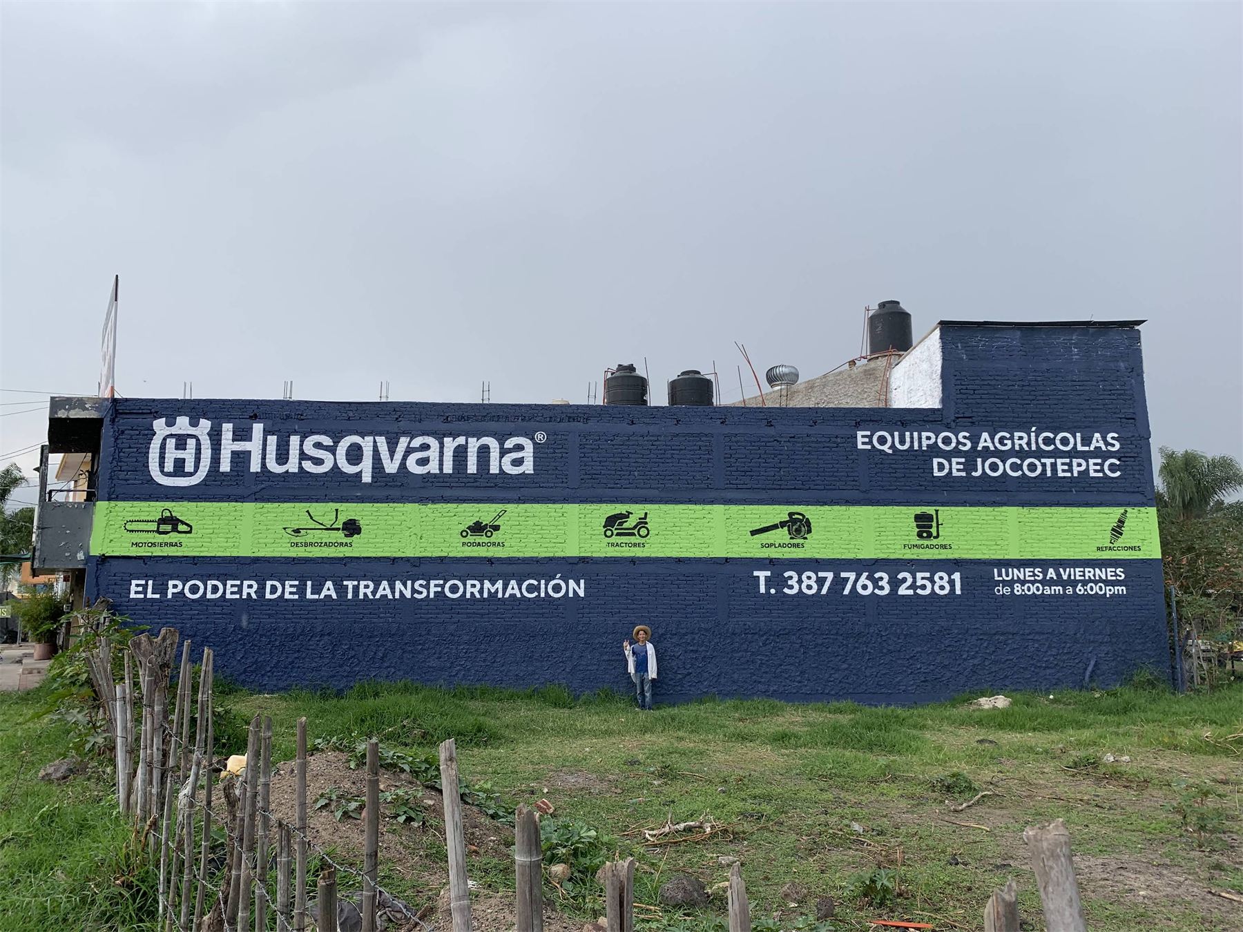 Fachada rotulada de distribuidor Husqvarna de equipos agrícolas.
