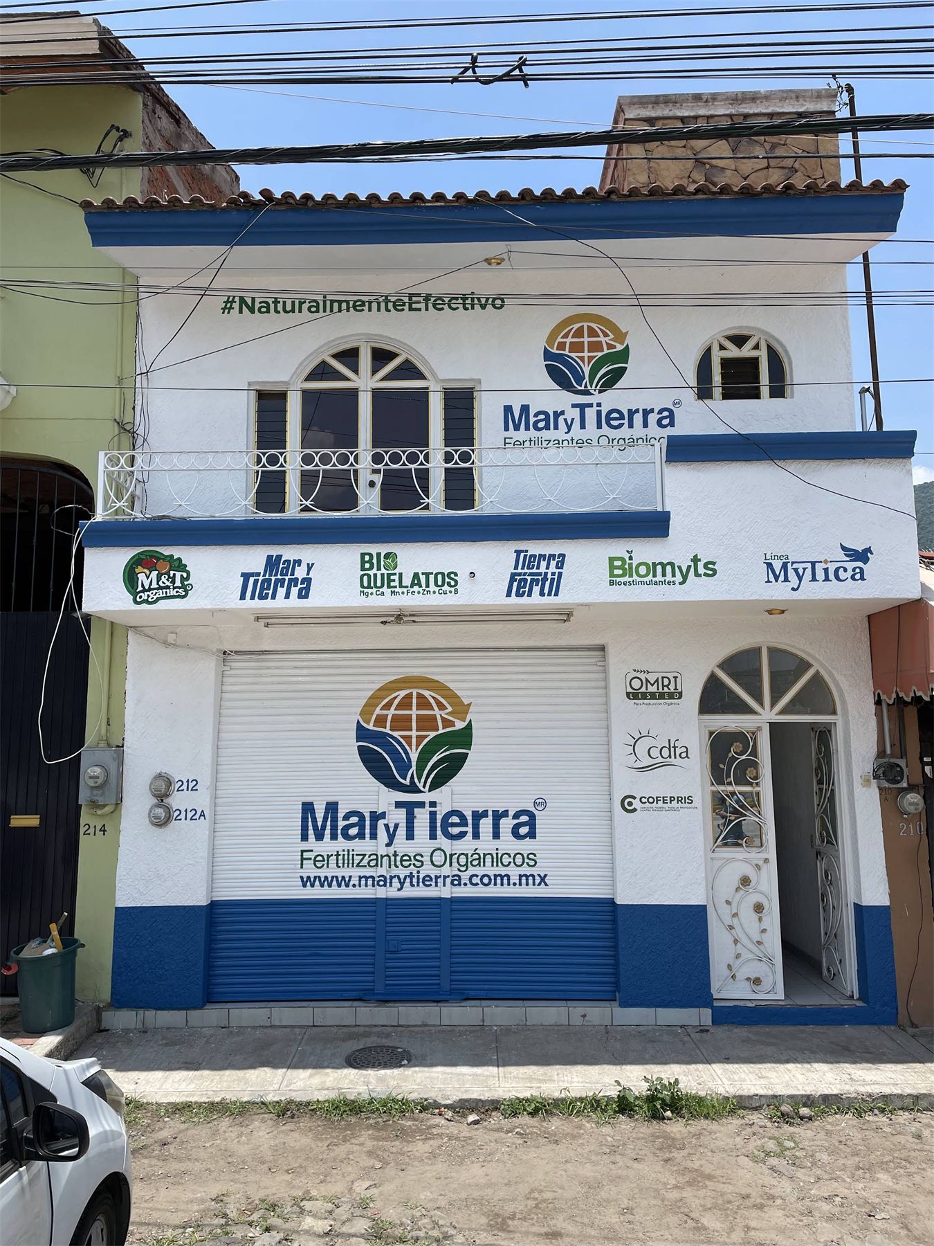 Edificio de dos niveles con la identidad de Mar y Tierra en fachada.