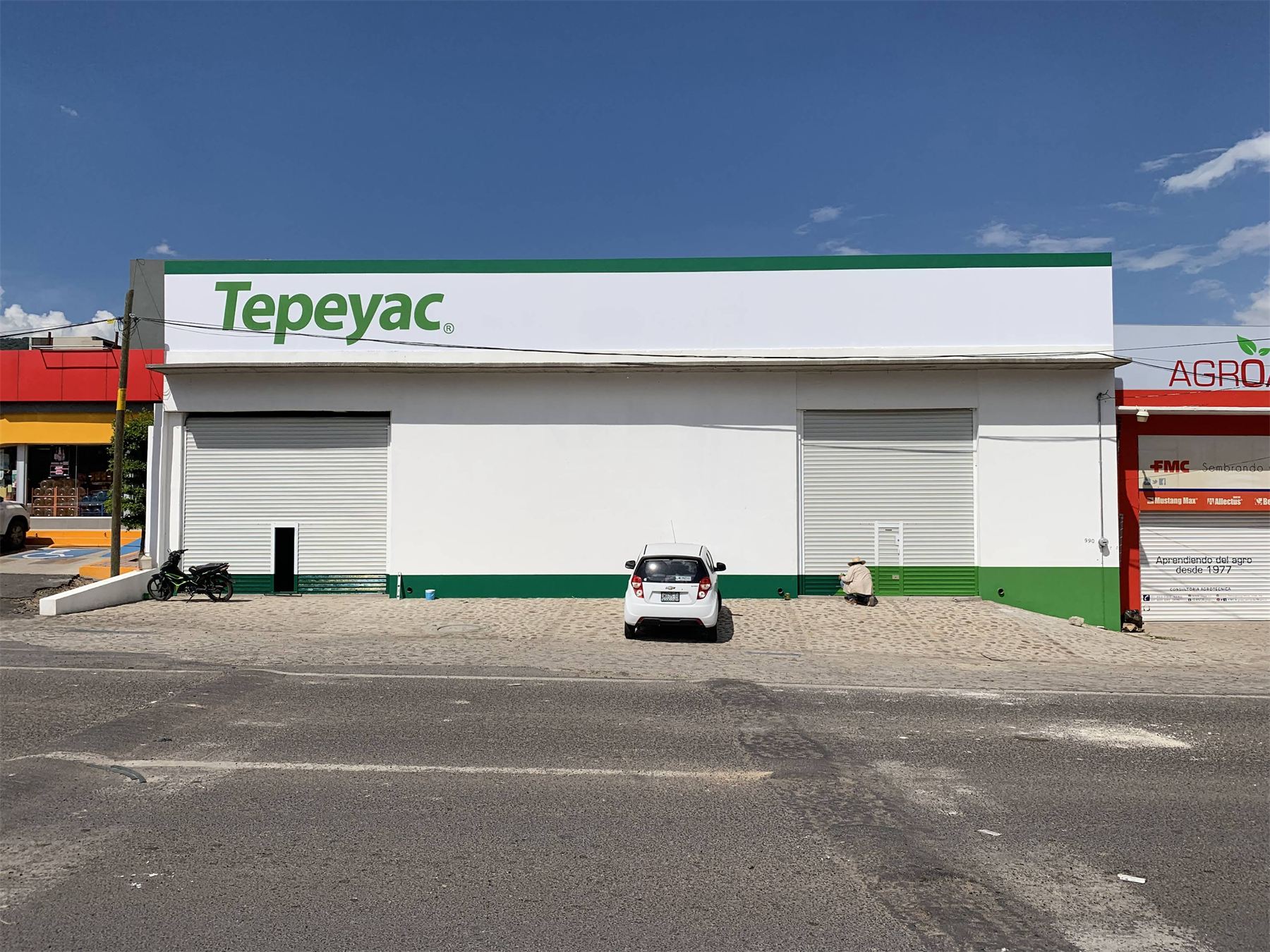 Fachada blanca con la marca Tepeyac en verde.