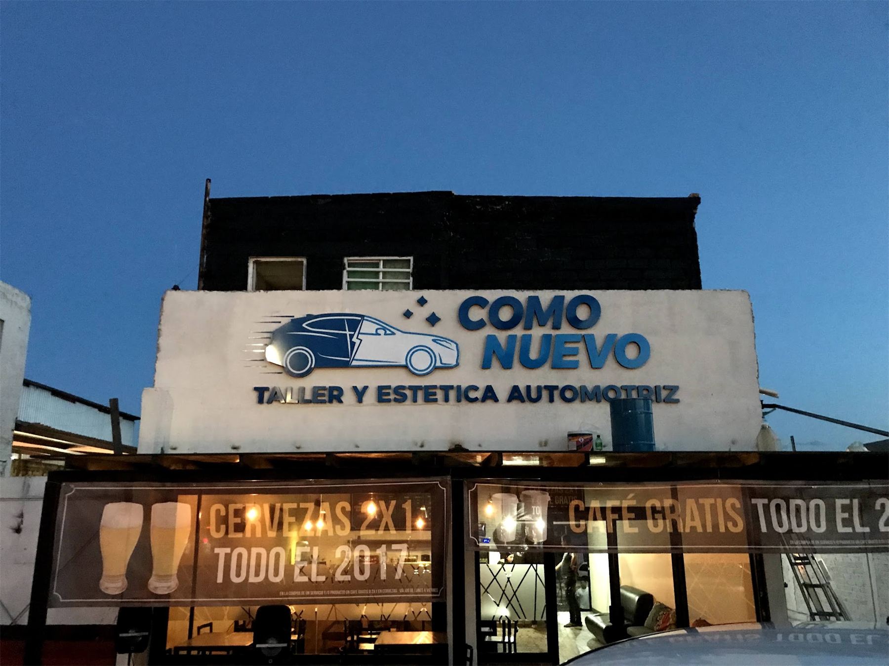 Fachada de taller automotriz con letras volumétricas de Como Nuevo.