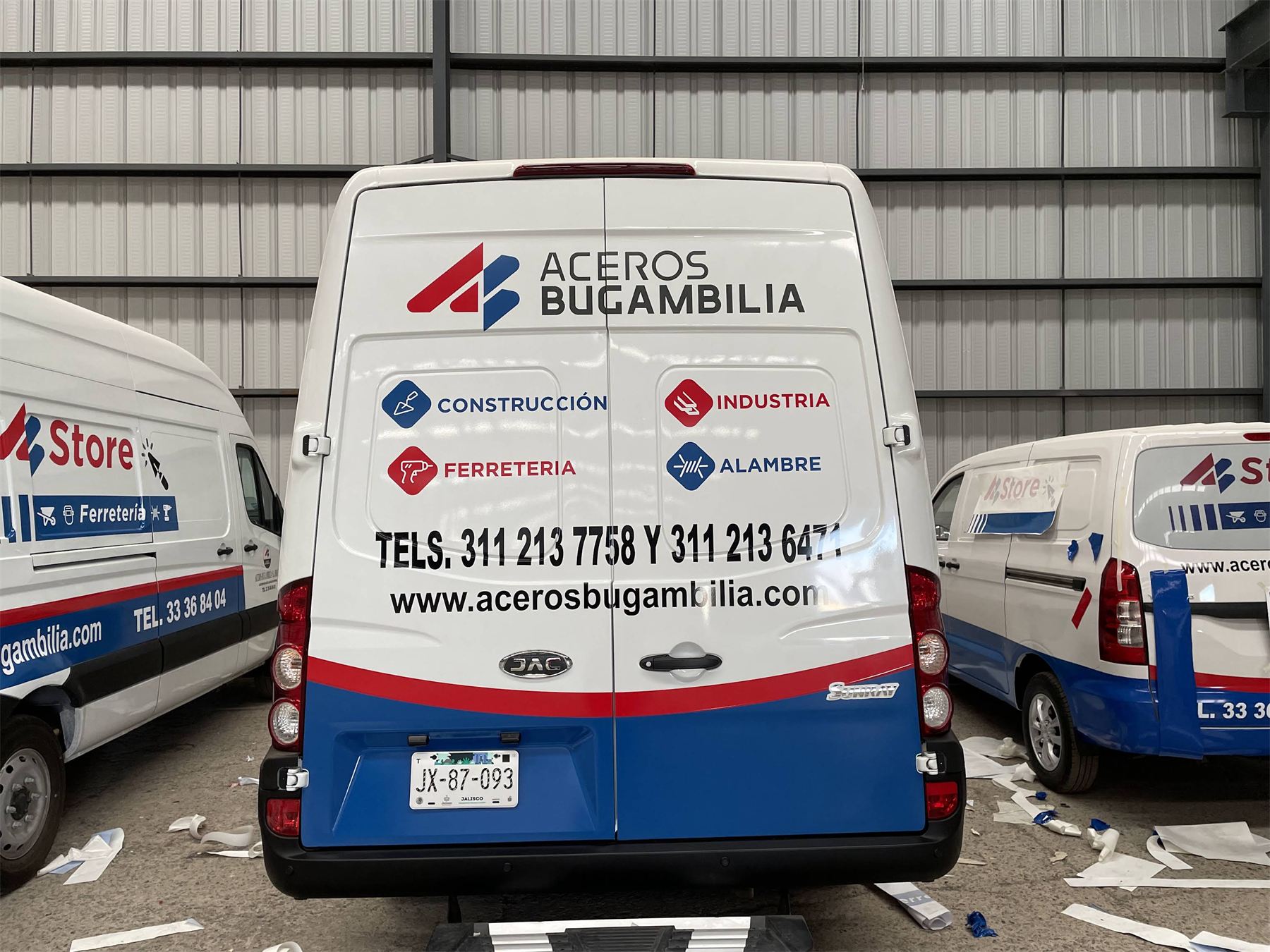 Van de carga rotulada con la marca Aceros Bugambilia y sus servicios.